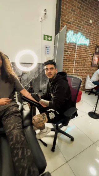 Cuando tatuas un pura vida y te vienen los recuerdos 😁

#veazorra #veaestupido #puravida